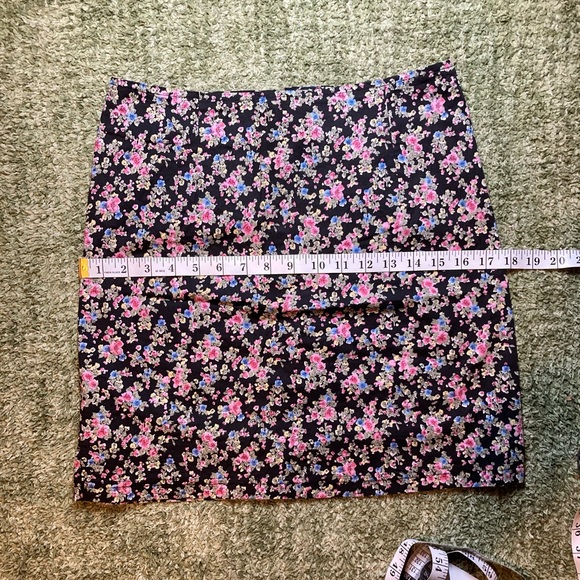 Vintage Blue brand skirt, size 7. Delicate floral pattern on a black backdrop. - Picture 5 of 9